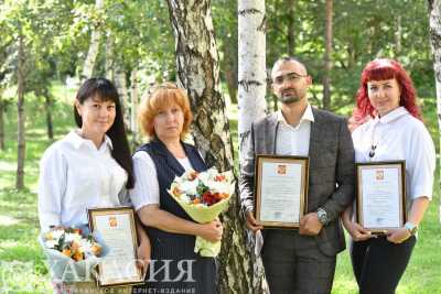 Глава Хакасии Валентин Коновалов вручил государственные награды 20 медицинским работникам