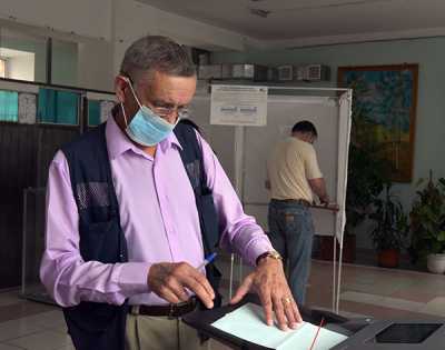 Все участковые избирательные комиссии в Черногорске оснащены комплексами обработки избирательных бюллетеней (КОИБ). Горожане к ним уже привыкли. 