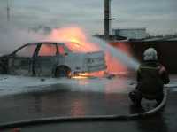 В абаканском дворе горел автомобиль