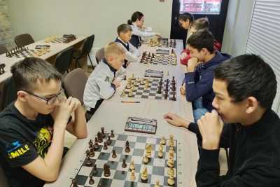 Школьники Хакасии выявили лучших шашистов, шахматистов и баскетболистов