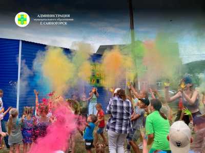 Мехенди, краски холи, твистер: в городе Хакасии стартует проект «Команда нашего двора»