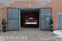 В Хакасии горел гараж с газовыми баллонами
