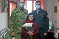 Росгвардейцы Хакасии навестили жительницу Абакана, пережившую блокаду Ленинграда