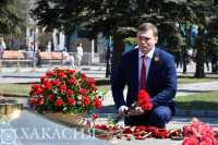 Глава Хакасии возложил цветы к Мемориалу воинской славы