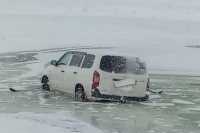 Автомобиль угодил в промоину на Красноярском водохранилище