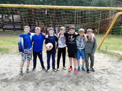 В загородном лагере «Сосновый бор» юные дзюдоисты с удовольствием играли и в футбол. 