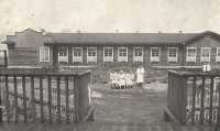 Хакасская областная больница, принявшая первых пациентов  в 1931 году, располагалась на улице Октябрьской (напротив нынешнего парка «Орлёнок»). 
