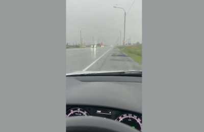 Федеральную трассу в Хакасии заливает дождь