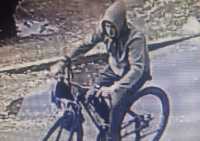 В капюшоне и на велосипеде: подозреваемого в краже разыскивают в Абакане