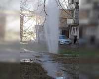 В Черногорске фонтан забил посреди улицы