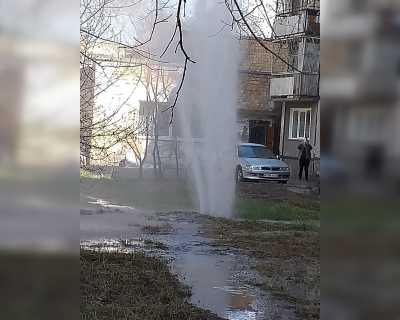 В Черногорске фонтан забил посреди улицы