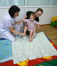 Инструктор ЛФК Наталья Вавилова показывает родителям, как правильно выполнять оздоровительные упражнения с малышом. 