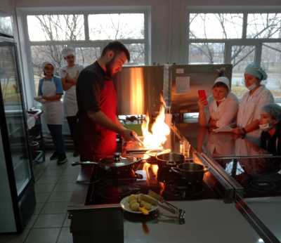 В Хакасии повара школ повышают квалификацию