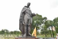 В Абакане торжественно открыли монумент Советскому солдату