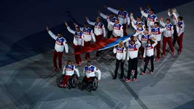 Вынос национального флага России на церемонии закрытия XI зимних Паралимпийских игр в Сочи