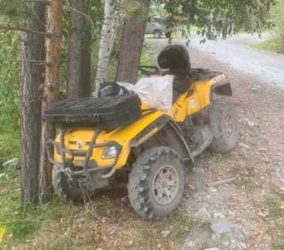 Квадроцикл против дерева: в Хакасии двое мужчин переломали кости на поселковой дороге