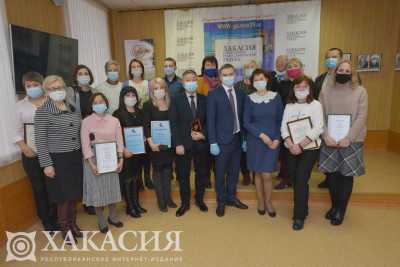 Глава Хакасии вручил награды журналистам