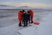 В Хакасии непослушный рыбак уплыл на льдине