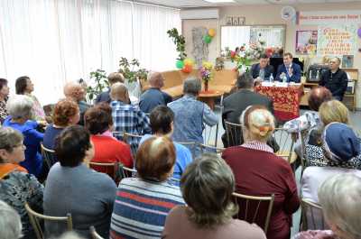 Глава Хакасии встретился с членами клуба «Мудрость» в Черёмушках