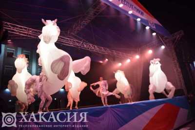 Огромные белые лошади подарили жителям Хакасии немного волшебства