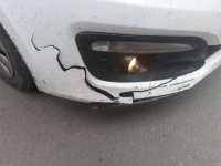 В Абакане неизвестная машина разбила бампер стоящей Kia