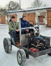 Александр Ровинский и Дмитрий Круглов абсолютно счастливы от осознания того, что их трактор, будучи изначально грудой железа, не только завёлся, но и бодро поехал. 