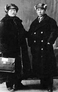 Георгий Итыгин (слева) и Яков Арыштаев — земляки, оба родом из села Чебаки. Придёт время, и вместо Итыгина, получившего назначение в столицу Сибирского края, Арыштаев возглавит Хакасский окрисполком (1927 — 1929 годы). 