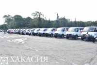 21 многодетная семья в Хакасии получила в подарок микроавтобусы