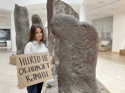 Сотрудники национального музея имени Л.Р. Кызласова, в том числе Ирина Батрак, приняли участие во флешмобе. Благодаря чему наша коллекция окуневских изваяний вызвала огромный интерес всей России. 