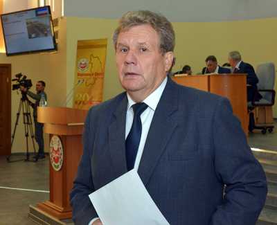 Юрий Курлаев на «правительственном часе» доложил о ситуации со сбором и вывозом ТКО на территории республики. 