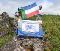 Спасибо ребятам, взявшим на восхождение наши флаги — государственный символ республики и журналистской организации. Из газет на вершине скалы Мамонт «Хакасия» первая! 