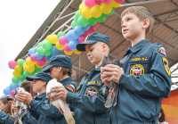Ребята из кадетского класса МЧС «Спасатели» школы № 4 вот-вот выпустят голубей в небо в честь открытия сквера Мира. 