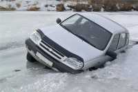 В Хакасии водители, рискуя жизнью, раскатывают по льду