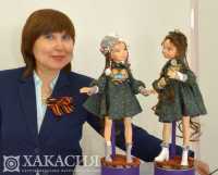 Художница Лариса Баканова представила свою куклу на выставке в Минусинске