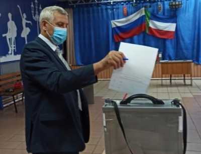 Глава Черногорска досрочно проголосовал по поправкам в Конституцию