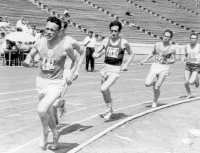 Минск. 1964 год. Николай Филягин первый на дистанции  800 метров. 