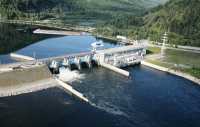 Майнский гидроузел расположен ниже по течению Енисея  в 21,5 км от Саяно-Шушенской ГЭС. Установленная мощность Майнской ГЭС — 321 тыс. кВт. 