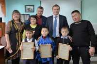Глава Хакасии наградил первоклассников из Таштыпского района