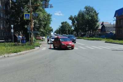 Автоледи прокатила на капоте пенсионера из Хакасии