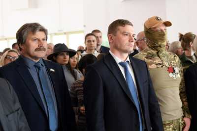 Глава Хакасии принял участие в открытии выставки о Донбассе