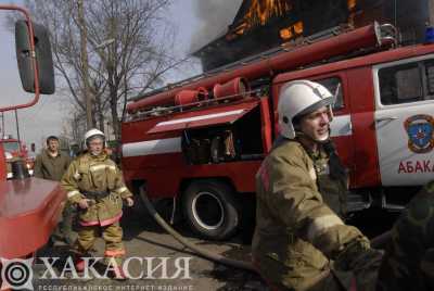Крупный пожар на сеновале тушили в Хакасии