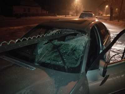 В Черногорске металлическая балка пробила лобовое стекло BMW со стороны водителя