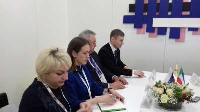 Глава Хакасии Валентин Коновалов подписал первое соглашение на КЭФ-2019