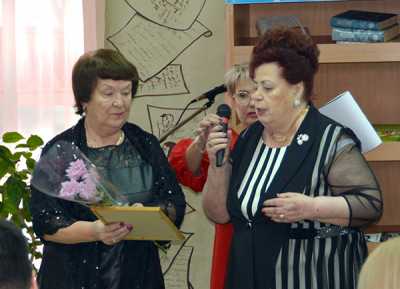 Председатель женсовета Черногорска Валентина Трибунская (справа) награждает женщин-общественниц в честь Дня матери. 