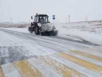 В Хакасии расчищают дороги от снега