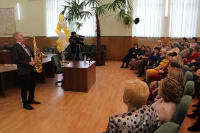 Мэр Абакана поздравил женщин с 8 марта