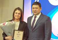 Поздравления от Михаила Побызакова принимает Екатерина Мамаева. 