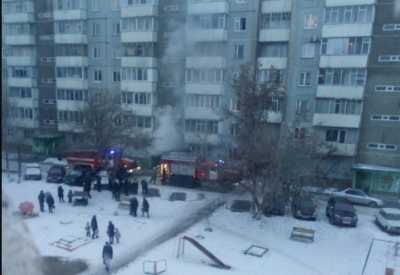 В Саяногорске пожарные спасали людей из задымленной многоэтажки