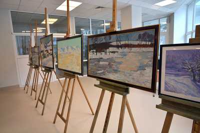 Пейзажи педагогов школы стали основой первой экспозиции в выставочном зале. 