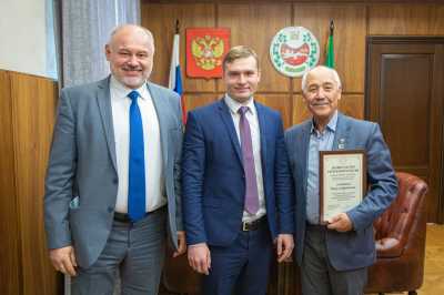 Валентин Коновалов поздравил с юбилеем народного артиста Хакасии